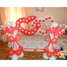 Двойное сердце и два букета на подставке из шаров Двойное сердце и два букета на подставке из шаров